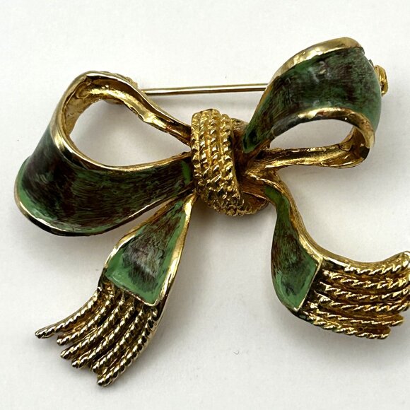 Hattie Carnegie Bow Green Enamel Ribbon Brooch Gold Tone Signed 1950s Vintage - Picture 1 of 12